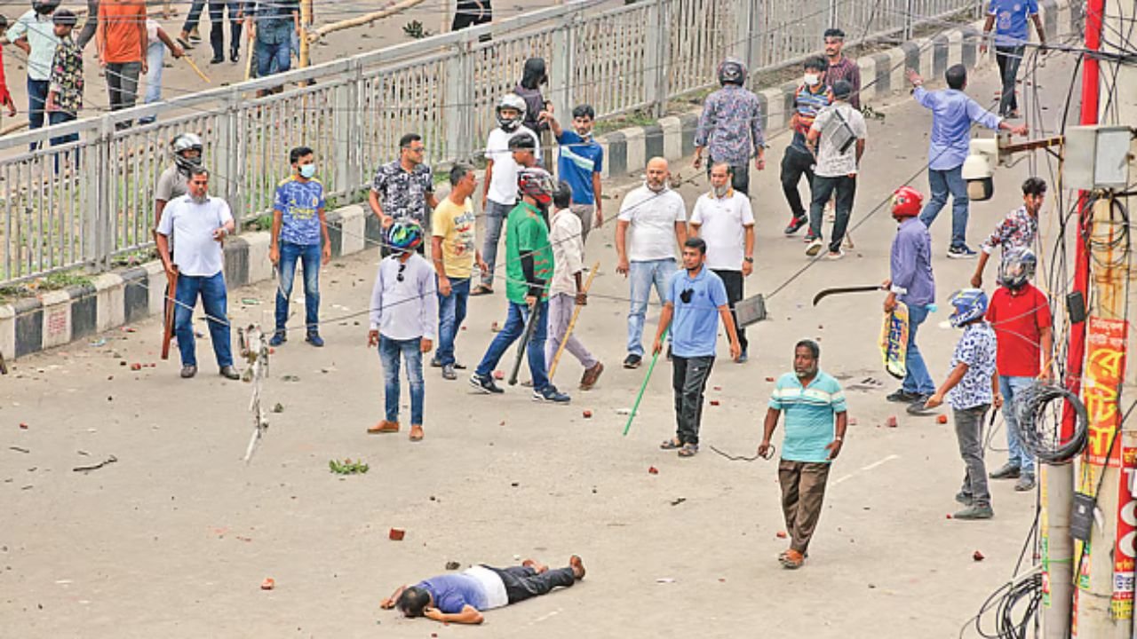 ৪ আগস্টের সহিংসতা: দেশজুড়ে সংঘর্ষ, নিহত অন্তত ৯৮; সন্ধ্যায় জারি হয় অনির্দিষ্টকালের কারফিউ