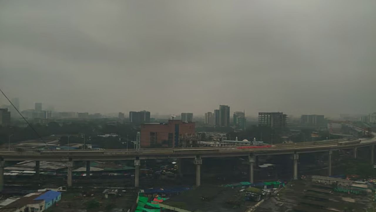 রাজধানীতে সকাল থেকে গুঁড়ি গুঁড়ি বৃষ্টি, দুপুরে বাড়তে পারে বর্ষণ