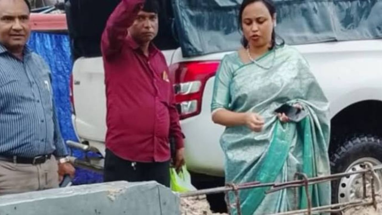 কোর্টবাজারে সড়কের ডিভাইডার ভাঙার অভিযোগ, ঘটনাস্থলে ইউএনও