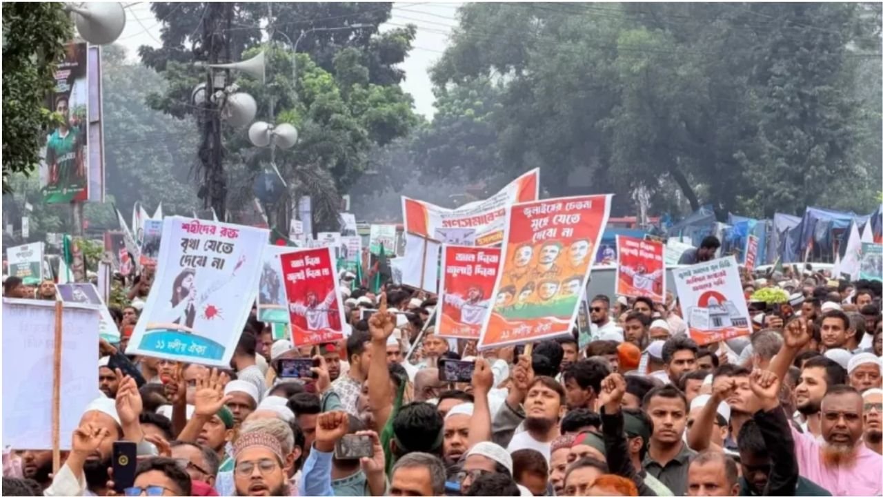 বৃষ্টি উপেক্ষা করে রাজধানীতে ১১ দলীয় ঐক্যের গণসমাবেশ, নেতাকর্মীদের ব্যাপক উপস্থিতি