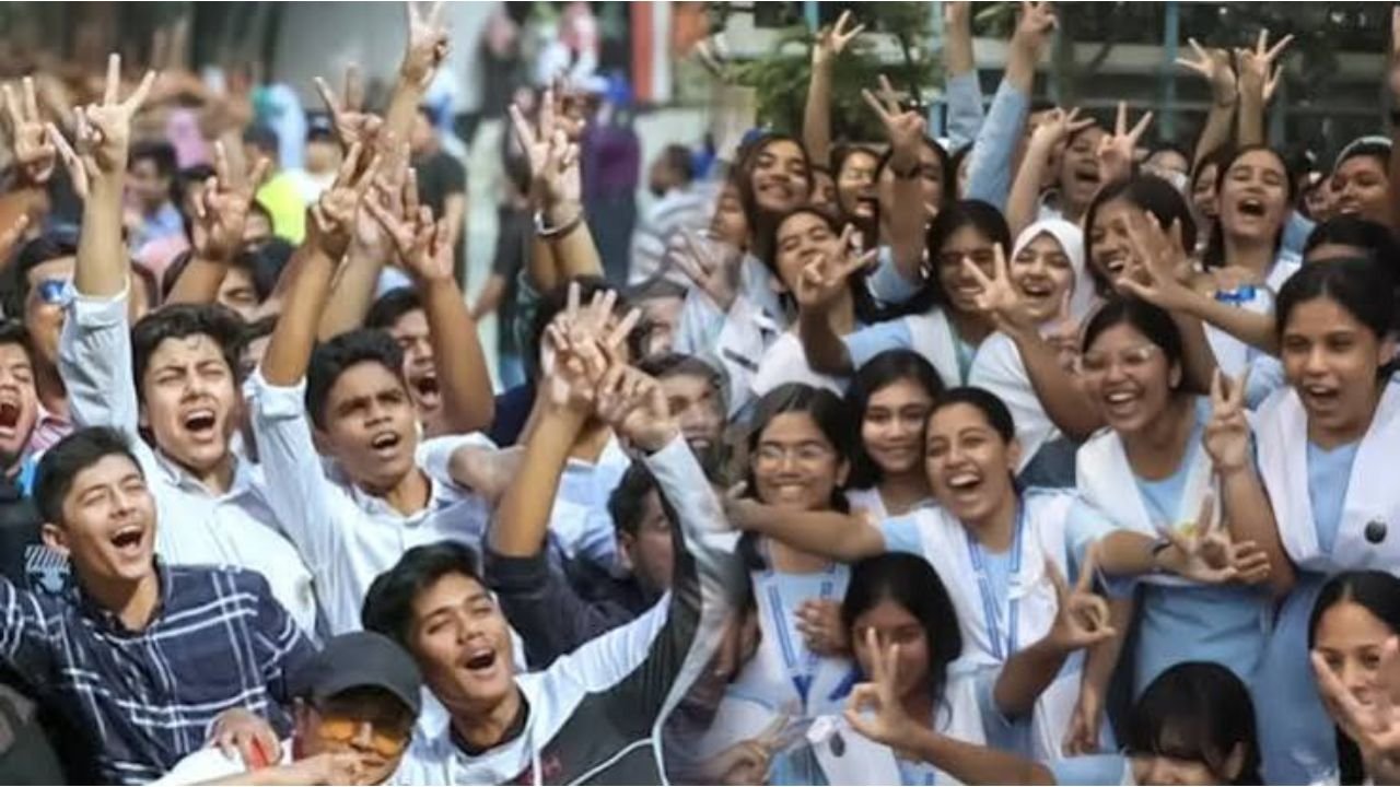 এসএসসির ফলে পাসের হার ও জিপিএ-৫—দুই দিকেই শীর্ষে ঢাকা বোর্ড
