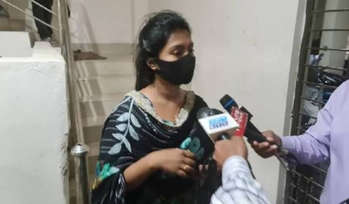 ভাইরাল ভিডিওর সেই তরুণী বললেন, ‘আমি নিজেই মদ খেয়েছি’