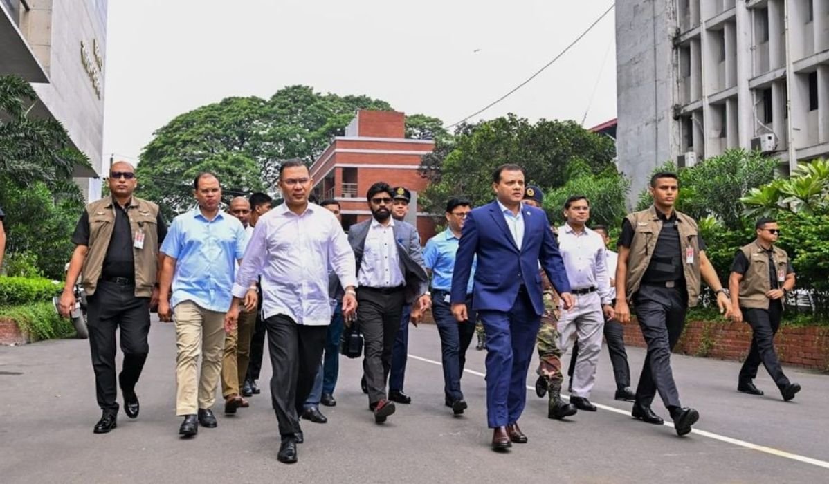 অনুষ্ঠানে যোগ দিতে সচিবালয় থেকে হেঁটে ওসমানীতে প্রধানমন্ত্রী