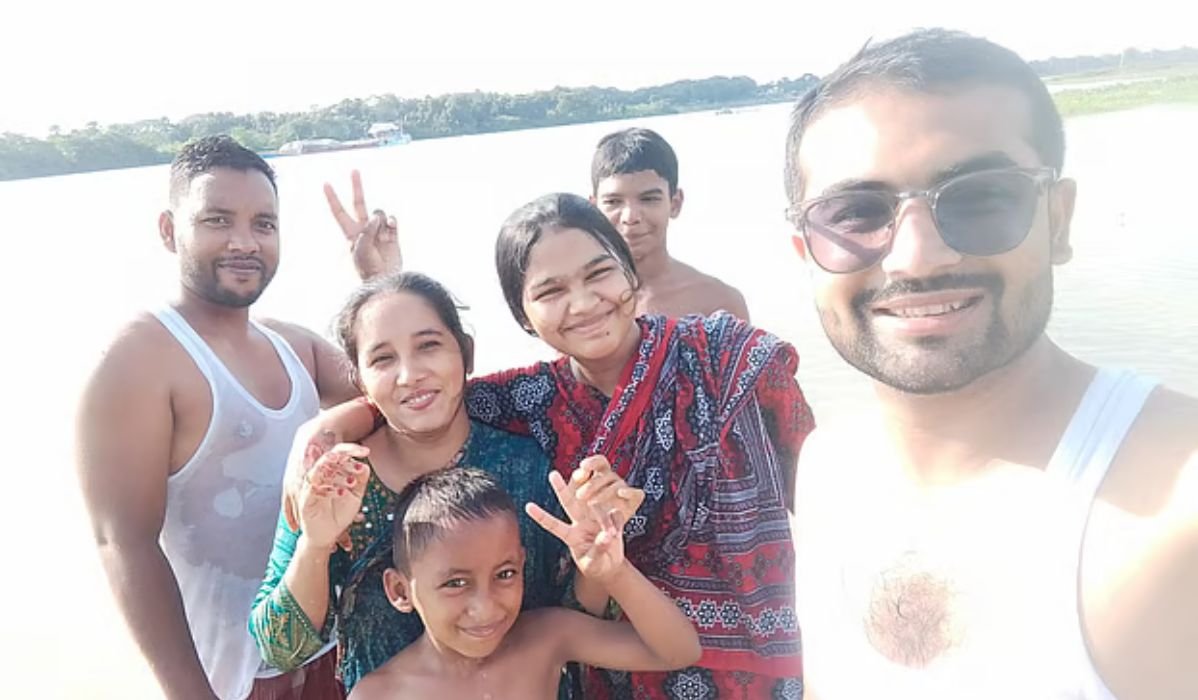 স্রোতে তলিয়ে যাচ্ছিলেন পাঁচজন, দুজনকে বাঁচিয়ে প্রাণ গেল তরুণের