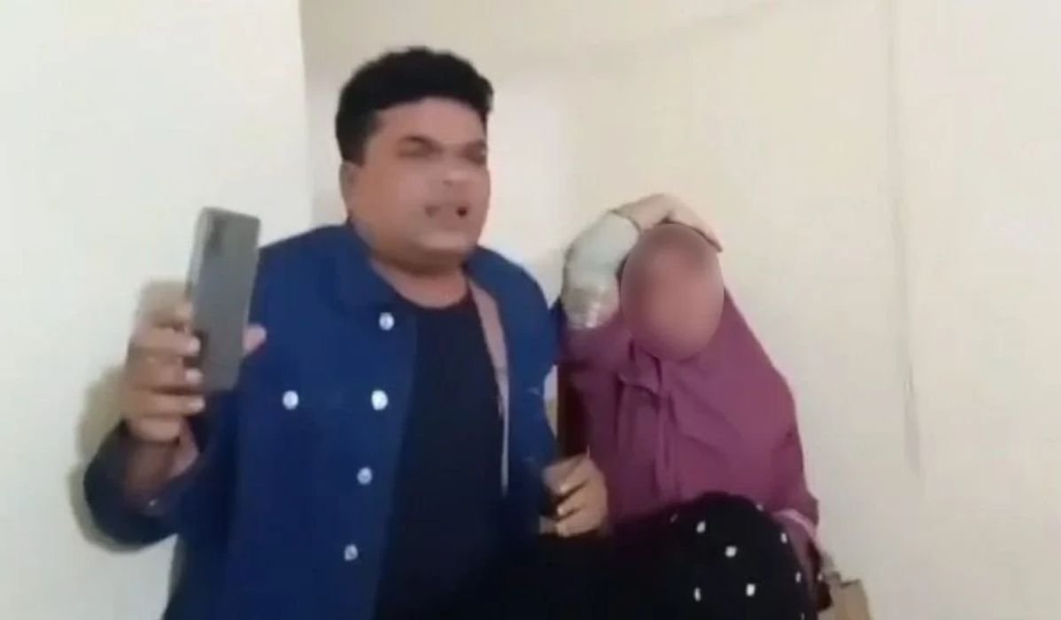 হোটেলে নারীর সঙ্গে পুলিশ কর্মকর্তাকে ধরলেন স্ত্রী, ছড়িয়ে পড়ল ভিডিও