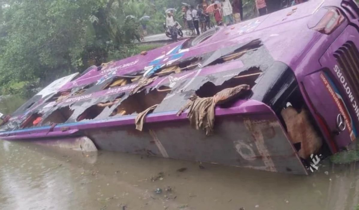 কুয়াকাটাগামী ডাবল ডেকার বাস পুকুরে, আহত ১৫