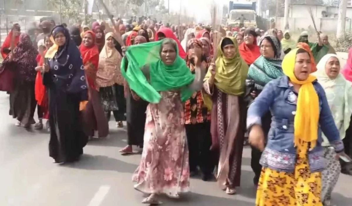 কুষ্টিয়ায় আমীর হামজার বিরুদ্ধে মহিলা দলের ঝাড়ু মিছিল