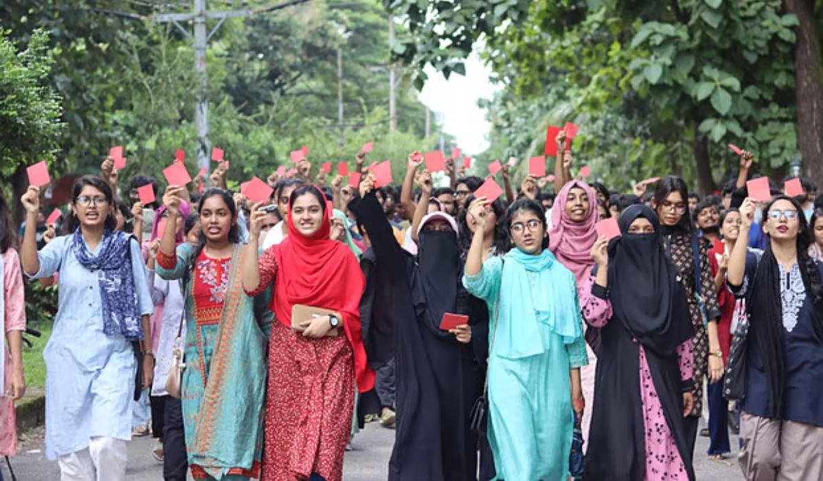 চুয়েটে বিক্ষোভ অব্যাহত, নতুন ভিসিকে ‘লাল কার্ড’ দেখালেন শিক্ষার্থীরা