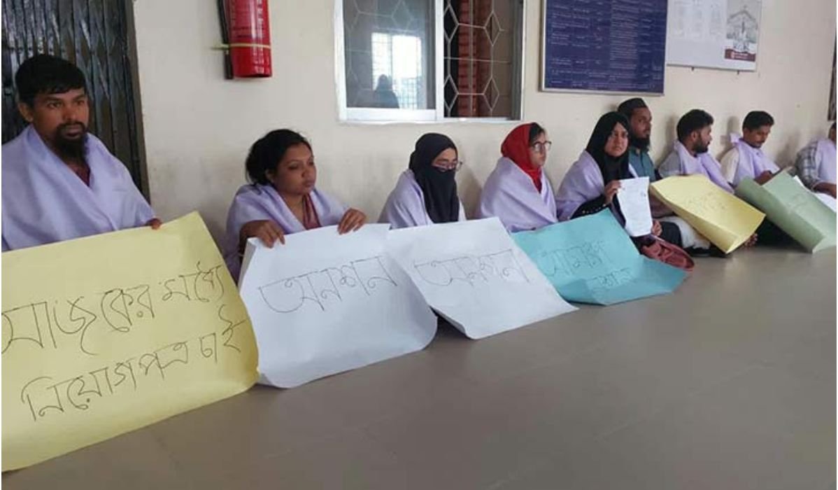 ‘কাফনের কাপড় নিয়ে এসেছি, নিয়োগপত্র ছাড়া ফিরব না’
