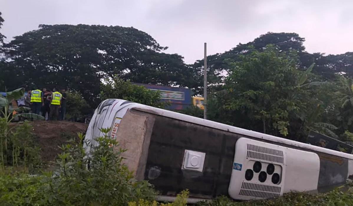 কক্সবাজারে যাওয়ার পথে খাদে বরিশাল মেডিকেলের শিক্ষার্থীদের বাস, আহত ২৪