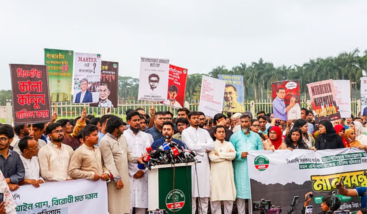 দুদক পুনর্গঠন করে এনসিপি ও বিরোধী দলকে টার্গেট করা হচ্ছে: নাহিদ ইসলাম