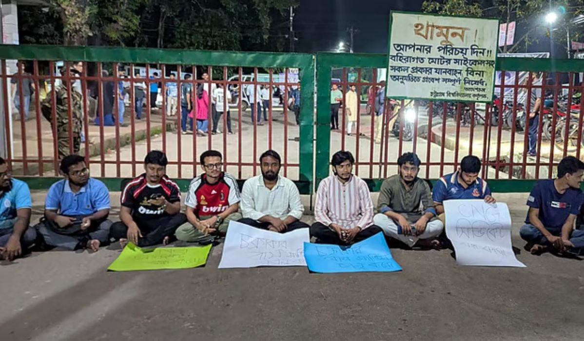চট্টগ্রাম বিশ্ববিদ্যালয়ে চার ঘণ্টা ফটক আটকে অবস্থান, চারটি বাস চালুর ঘোষণা
