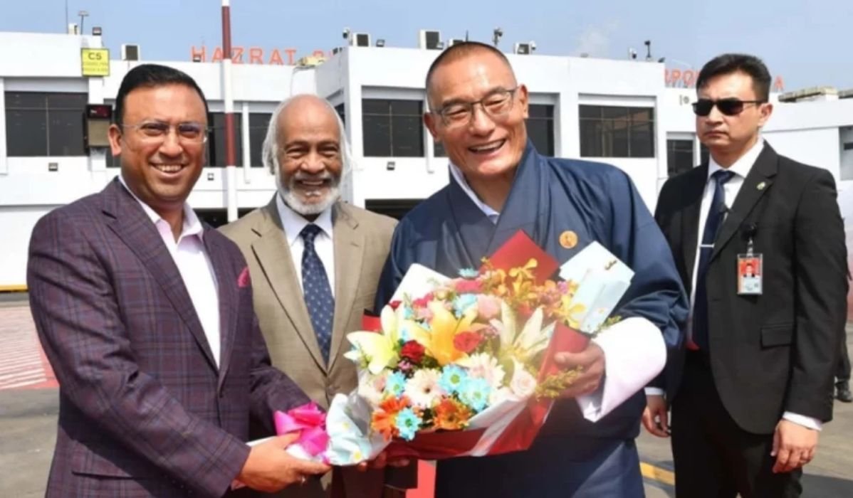 ঢাকায় যাত্রাবিরতিতে ভুটানের প্রধানমন্ত্রী, স্বাগত জানালেন মন্ত্রীরা