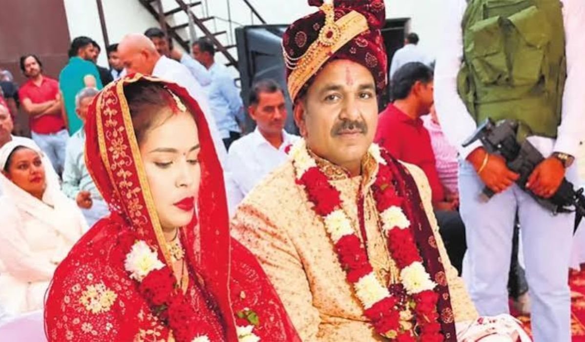প্যারোলে মুক্তি পেয়ে প্রেমিকাকে বিয়ে গ্যাংস্টারের, পাহারায় ছিল পুলিশ