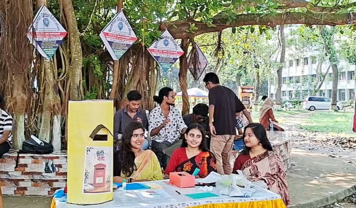 রোবট যেখানে পিৎজা হাতে, হৃদয় সেখানে চিঠি লেখে