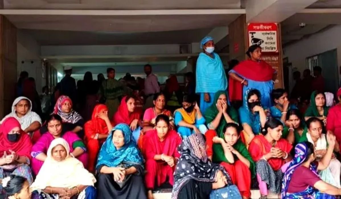 বেতন বাড়ানোর দাবিতে আন্দোলন, কর্মচারীদের ওপর হামলার অভিযোগ